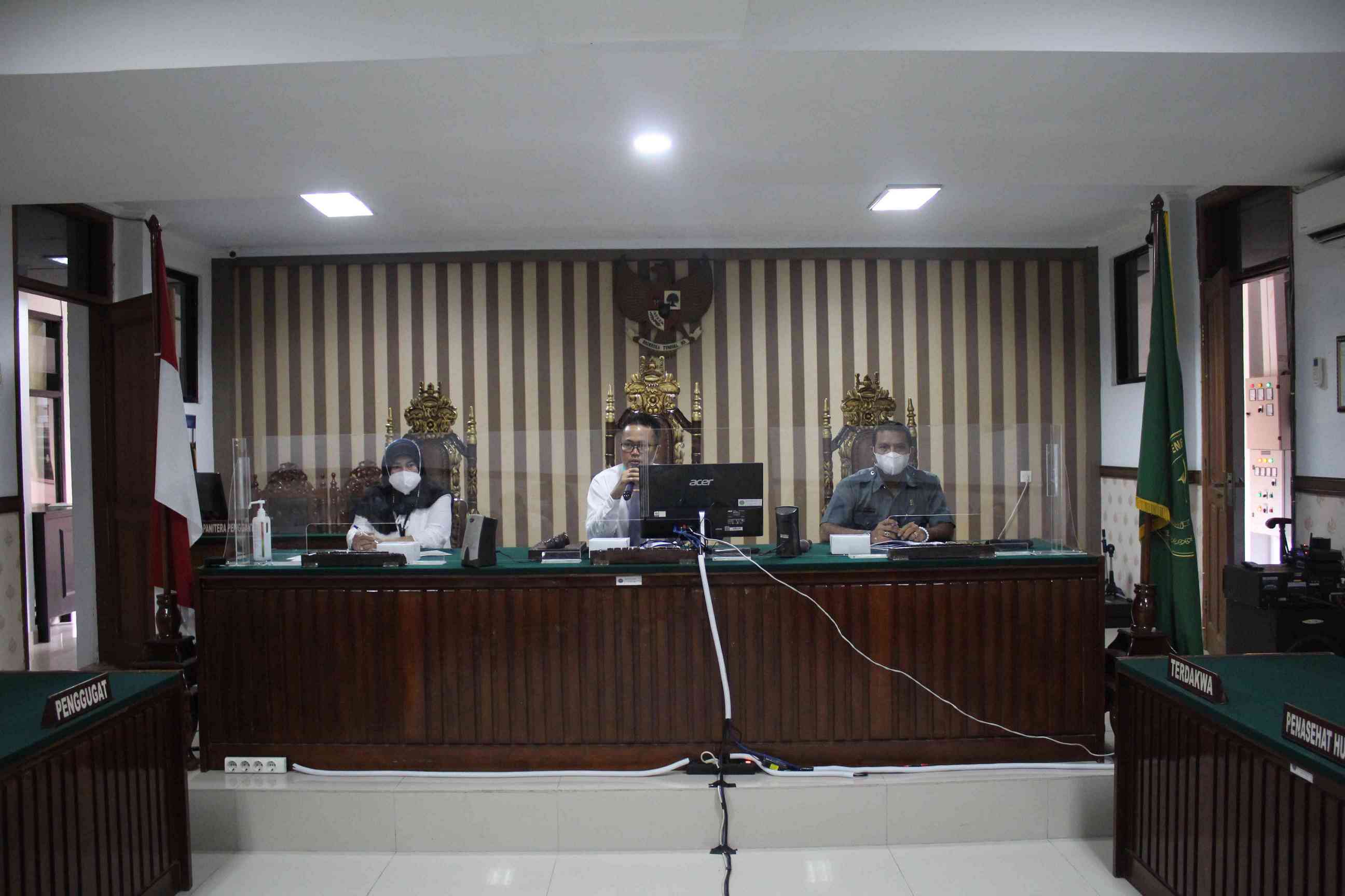 Ketua Pengadilan Negeri Purwakarta, didampingi Panitera dan Sekretaris dalam Rapat Bulanan Mei 2021 (9/3/2021)