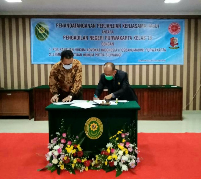 Ketua Pengadilan Negeri Purwakarta (kiri) menandatangani kontrak kerja sama dengan Pos Bantuan Hukum Advokat Indonesia (Posbakumadin) Purwakarta dan Lembaga Bantuan Hukum Putra Siliwangi, Jumat (29/1/2021)